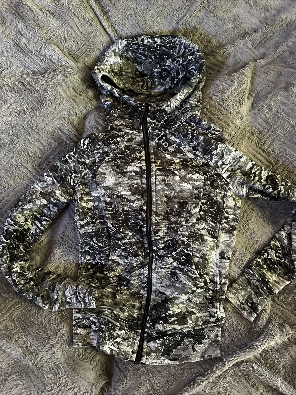 Lululemon Size 6 Black & Gray Lace Patterned Hooded Zip-up Scuba